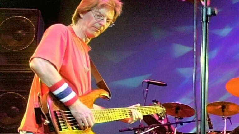 Grateful Dead 樂團的創始成員、頗具影響力的貝斯手 Phil Lesh 去世，享年 84 歲