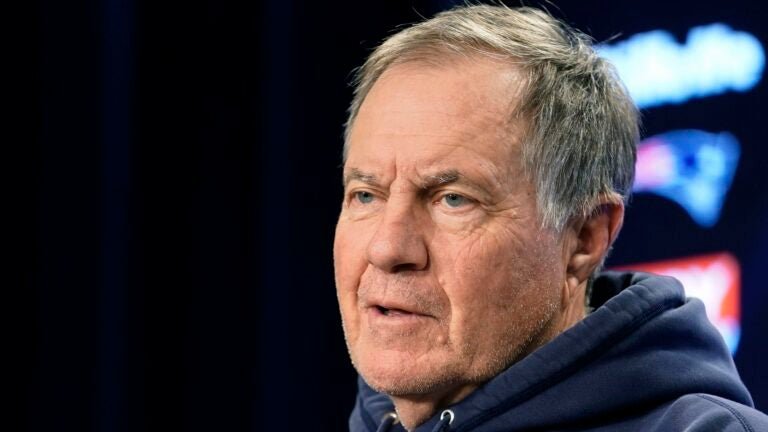 比爾貝利切克 (Bill Belichick) 在萬聖節恐怖照片中勾引喬丹哈德森 (Jordon Hudson)